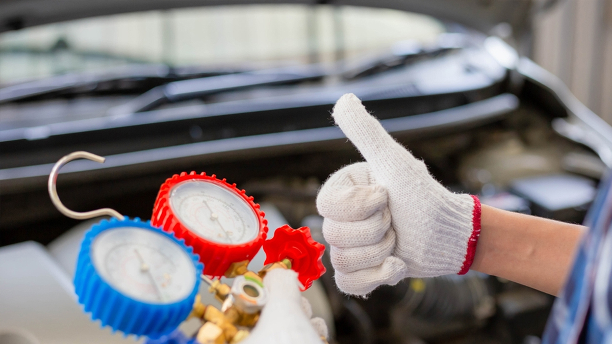 Técnico revisando el aire acondicionado de un auto