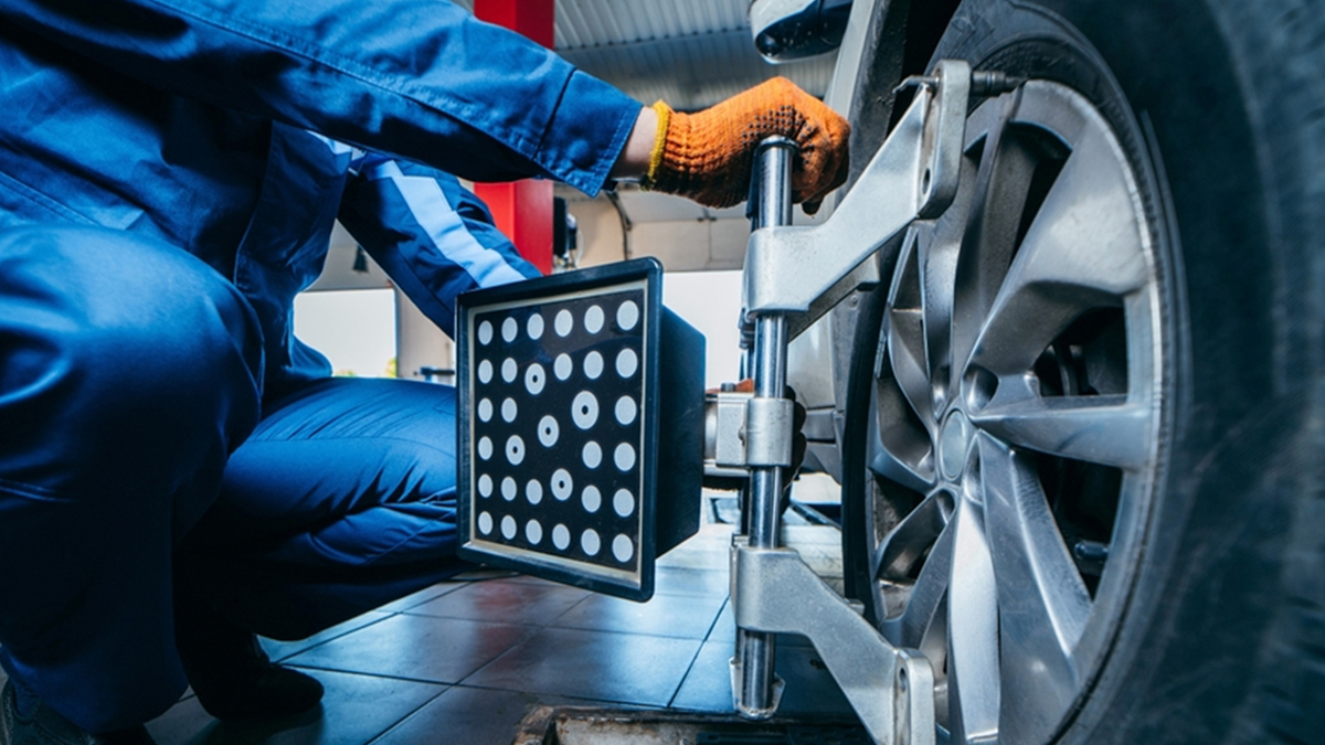Técnico revisando el aire acondicionado de un auto