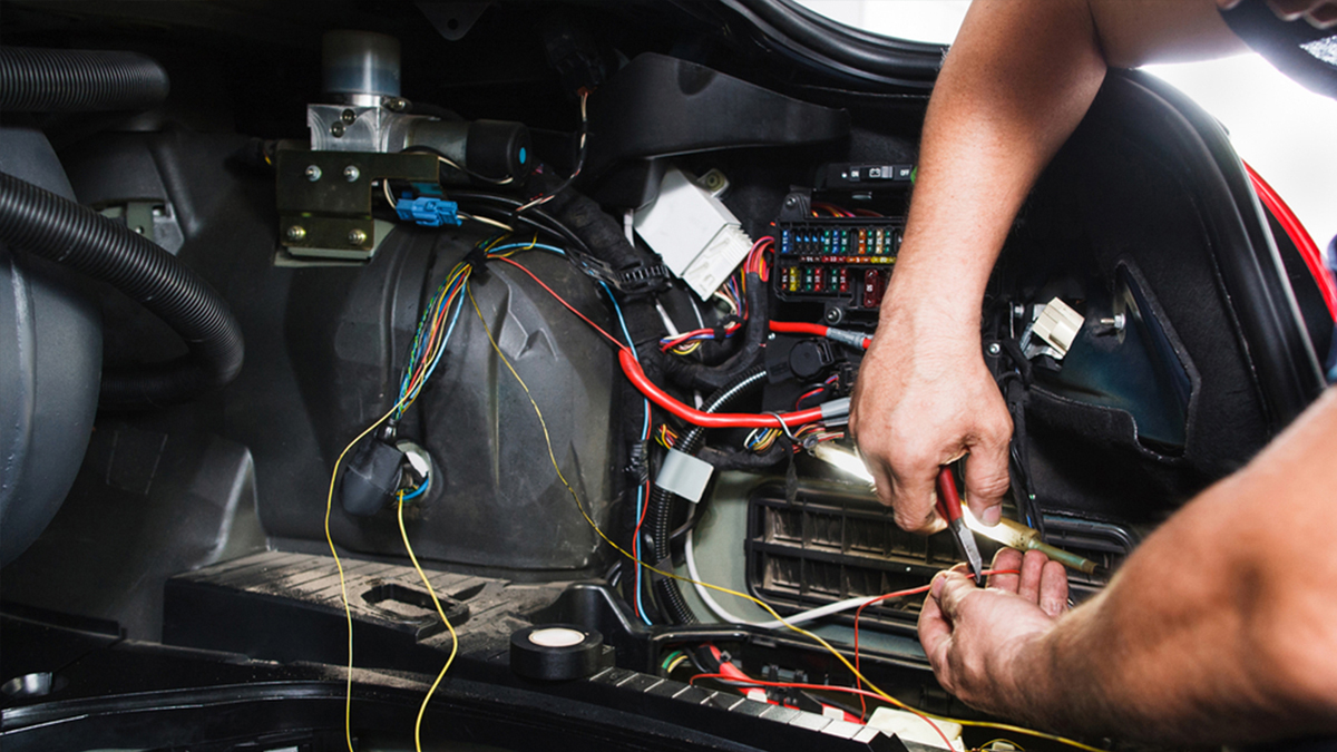 Técnico revisando el aire acondicionado de un auto